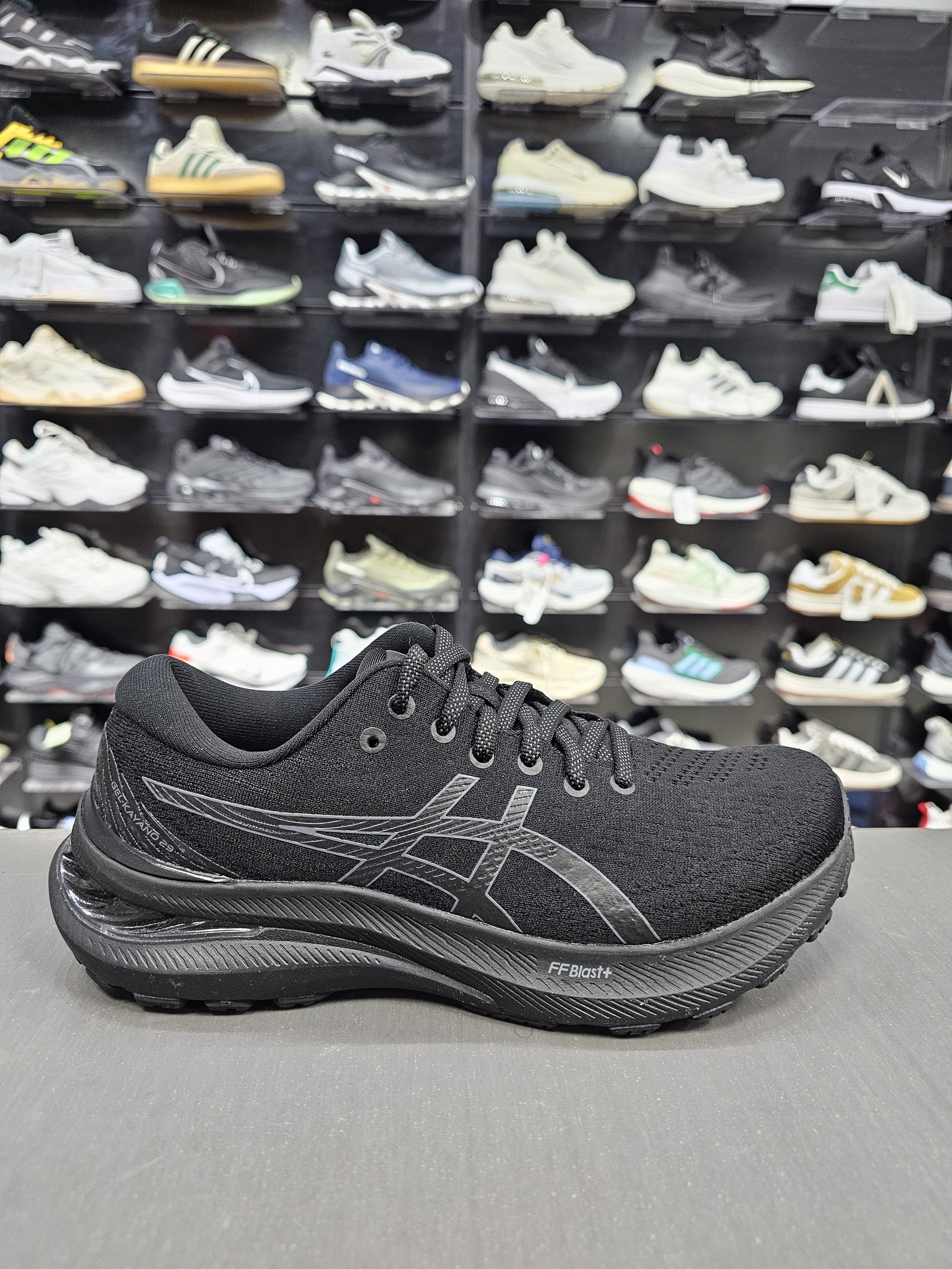 GEL-KAYANO29 37 ile 40 arasi dar kalip 1800 tl kargo bizden. 