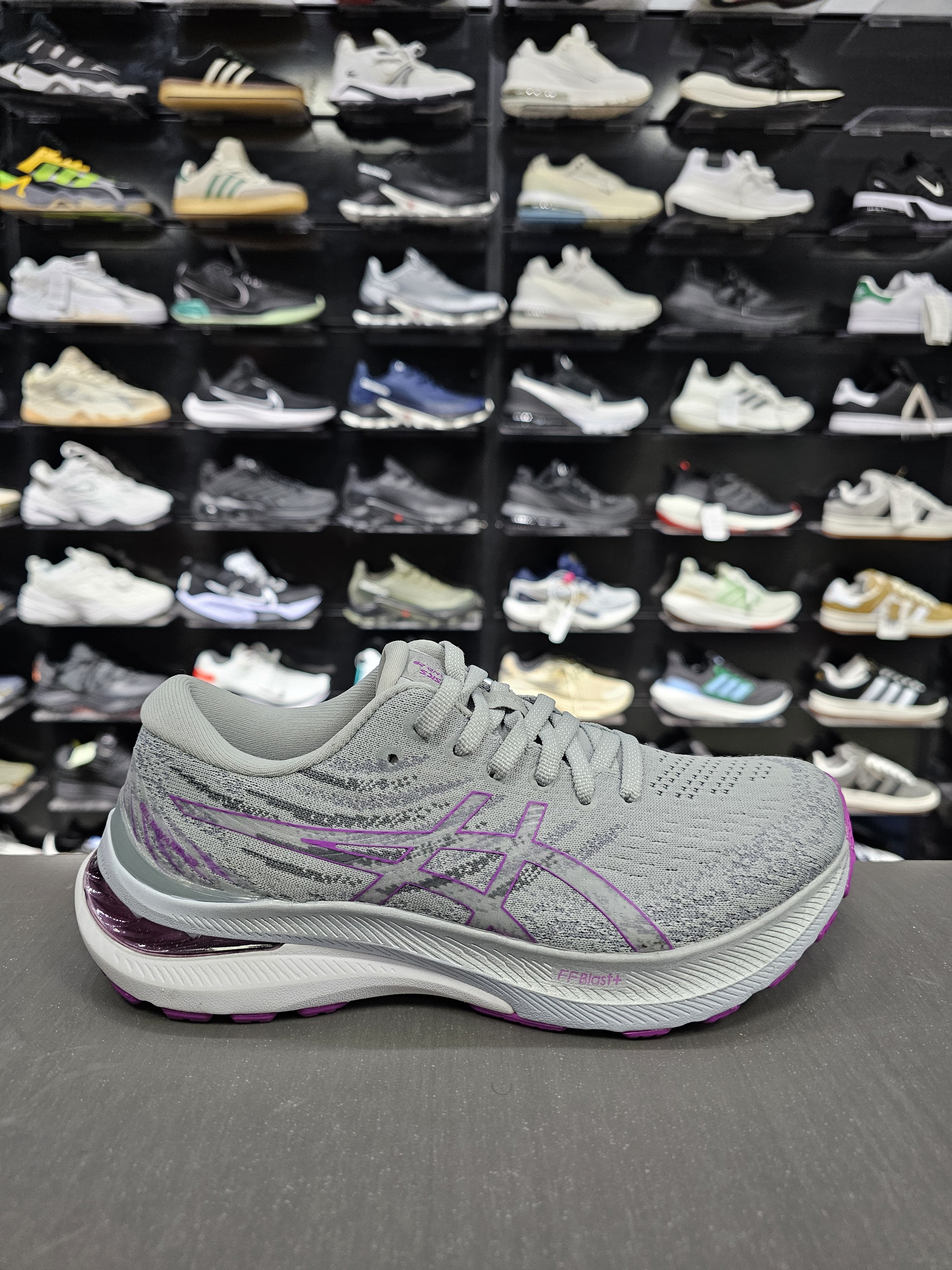 GEL-KAYANO29 37 ile 40 arasi dar kalip 1800 tl kargo bizden. 