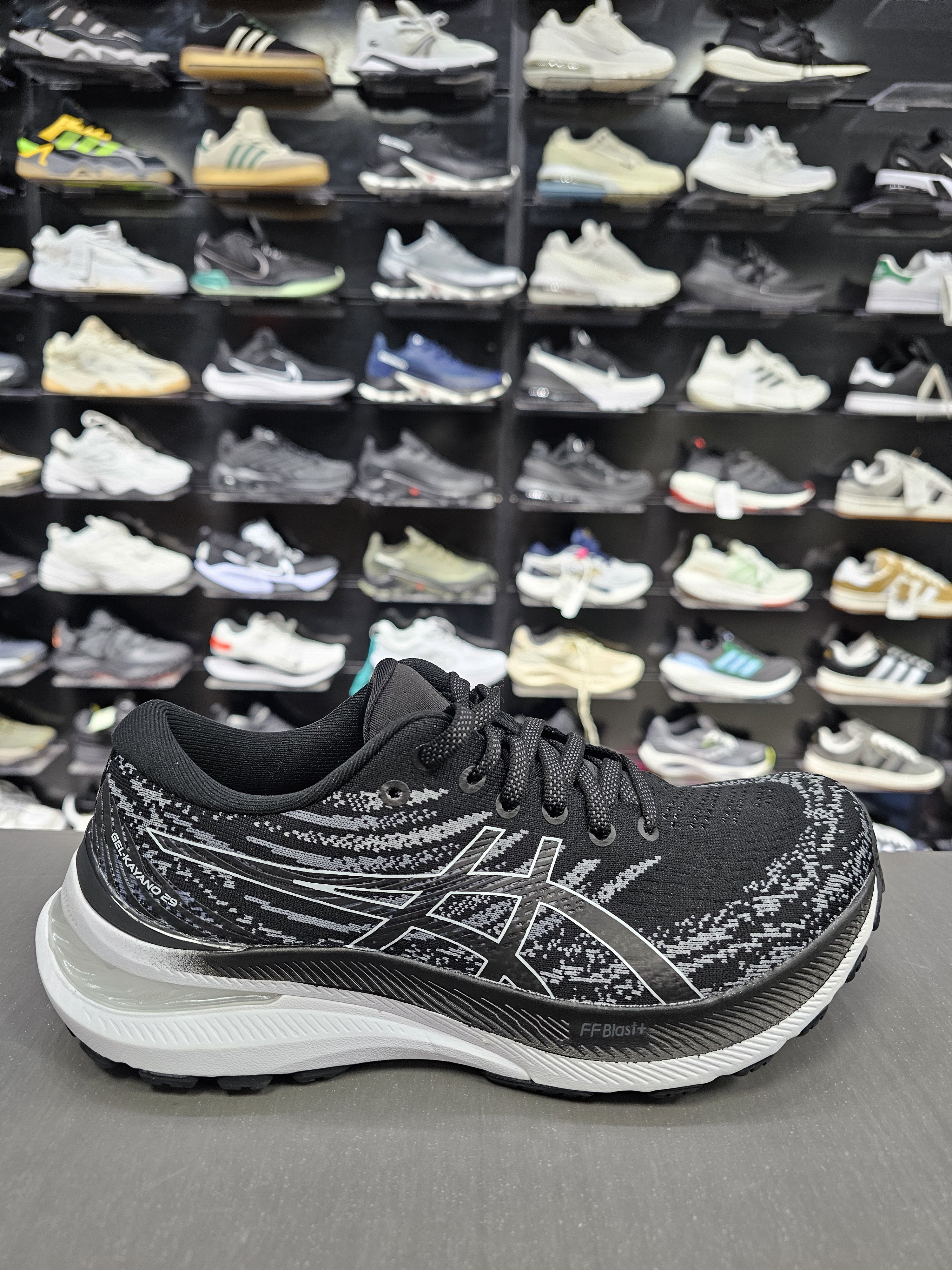 GEL-KAYANO29 37 ile 40 arasi dar kalip 1800 tl kargo bizden. 