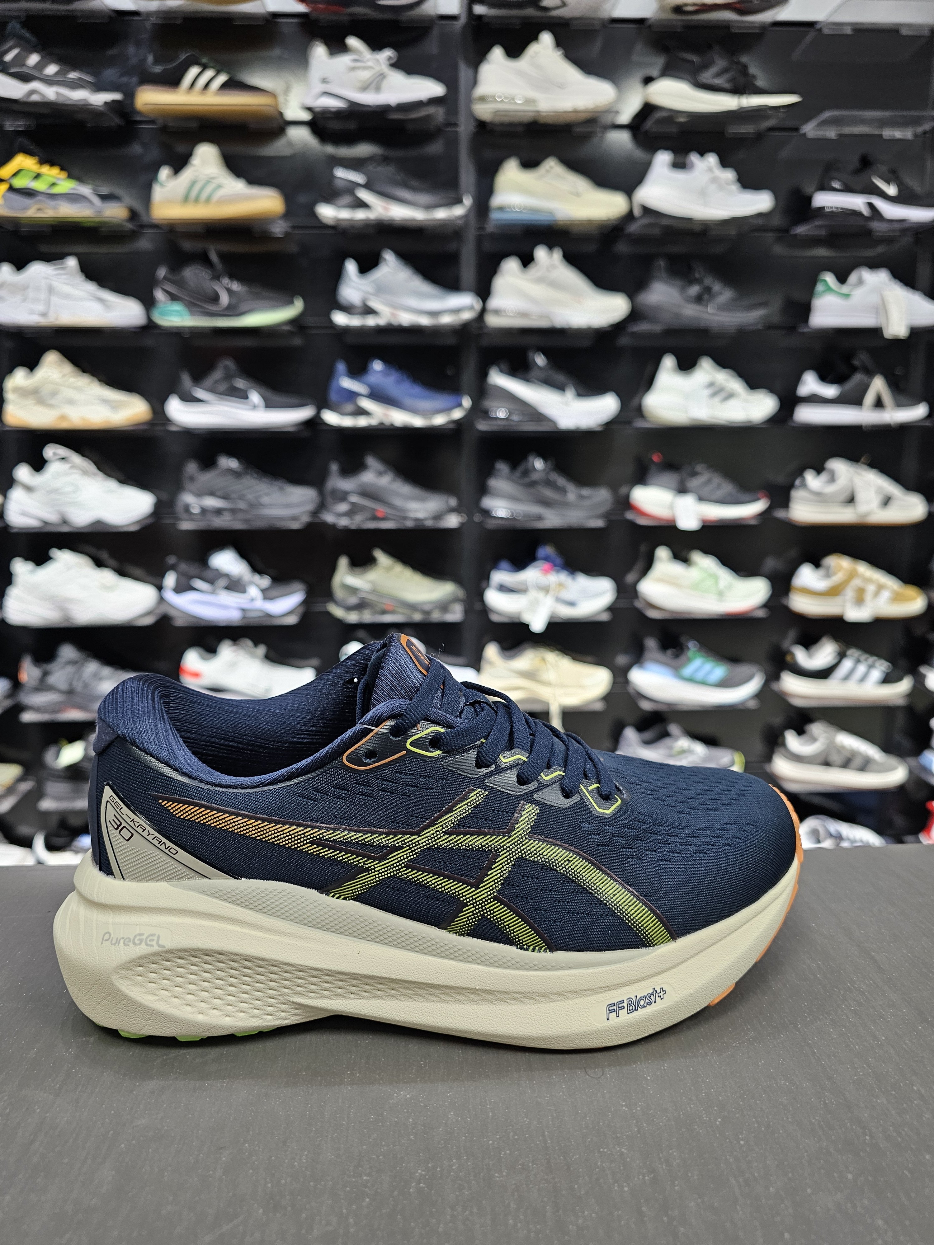 GEL-KAYANO30  37 ile 40 arasi dar kalip aldim diyene 1800 tl kargo bizden. 