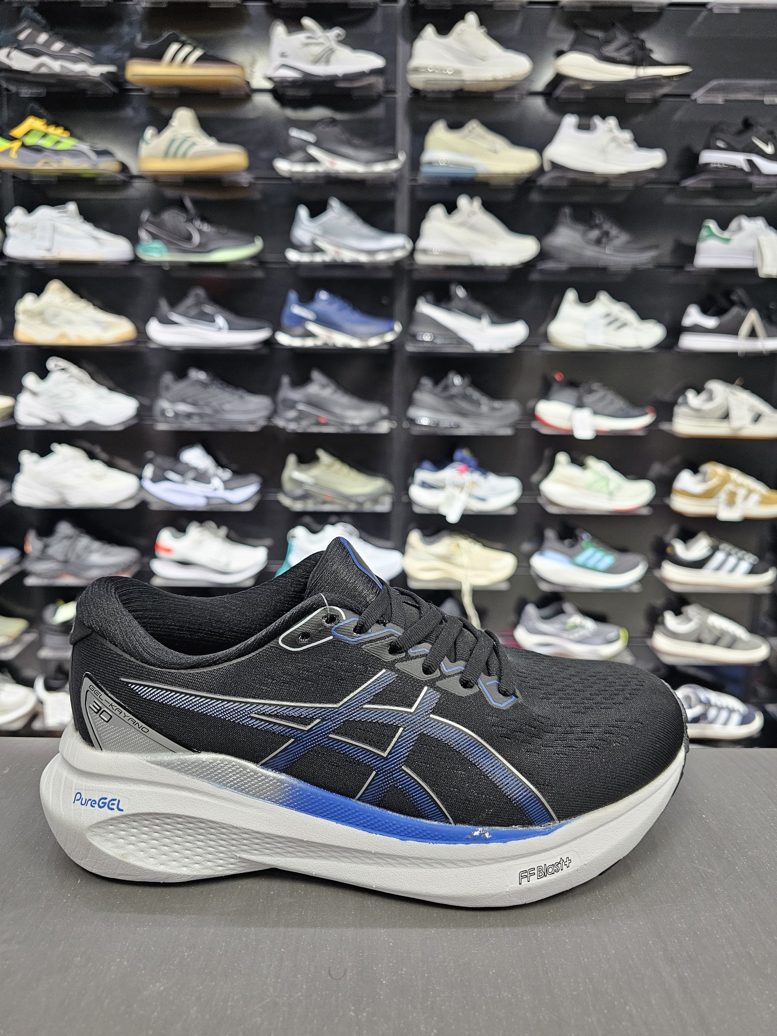 GEL-KAYANO30  37 ile 40 arasi dar kalip aldim diyene 1800 tl kargo bizden. 